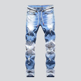Weiß bemalte zerrissene Jeans